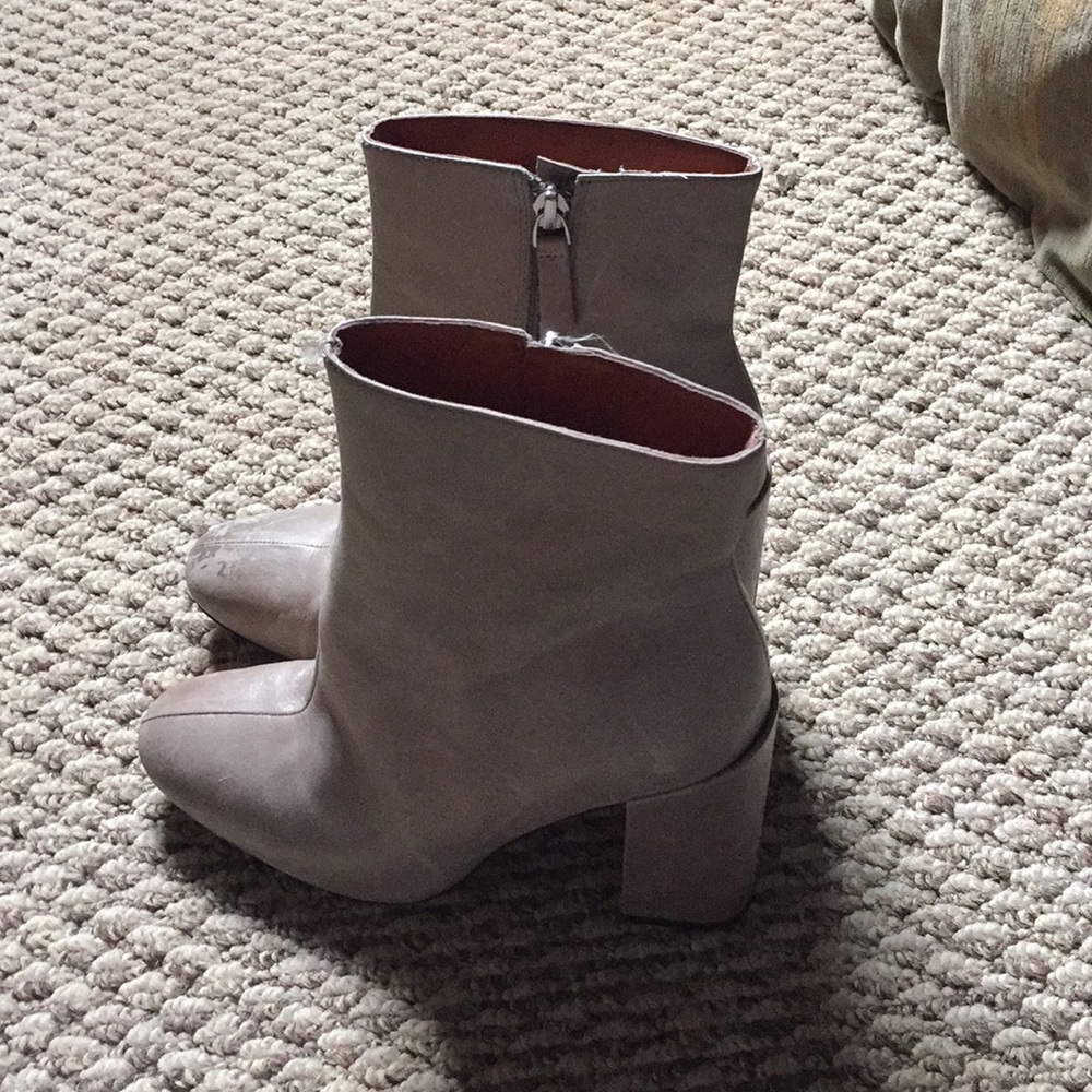 Gianni Bini leather booties size 8